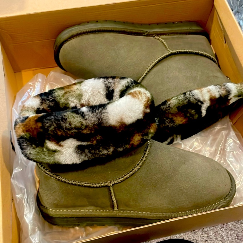 Clouds none sheepskin boots new camo